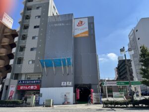 鉄骨5階建てのオフィスビル